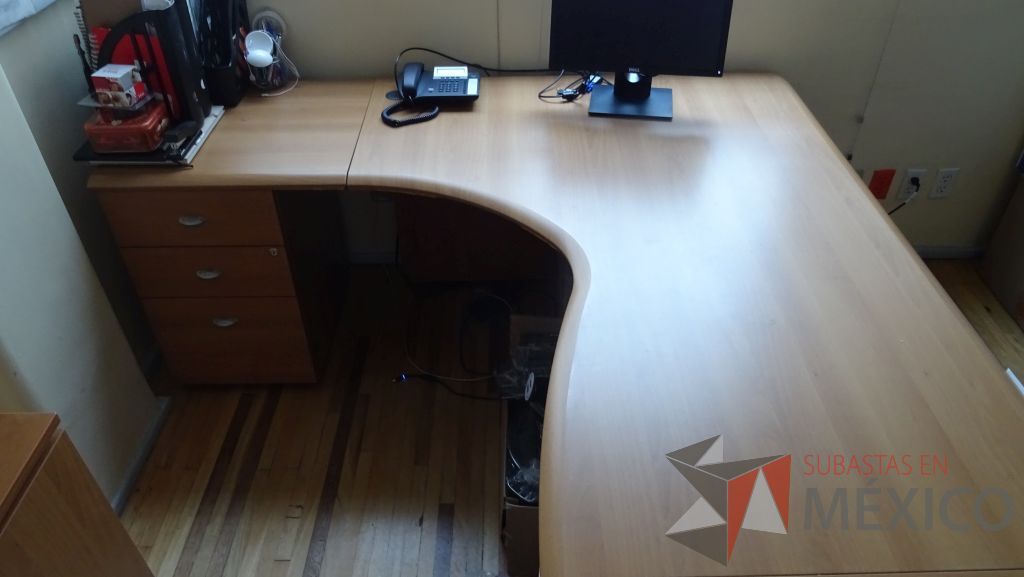 Lote 029 - Escritorio de madera en L con archivero vertical de 3 cajones