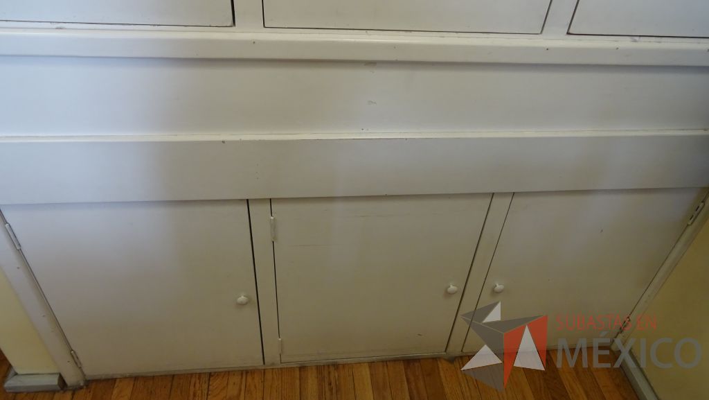 Lote 038 - Mueble tipo gabinete empotrado en pared con 6 puertas