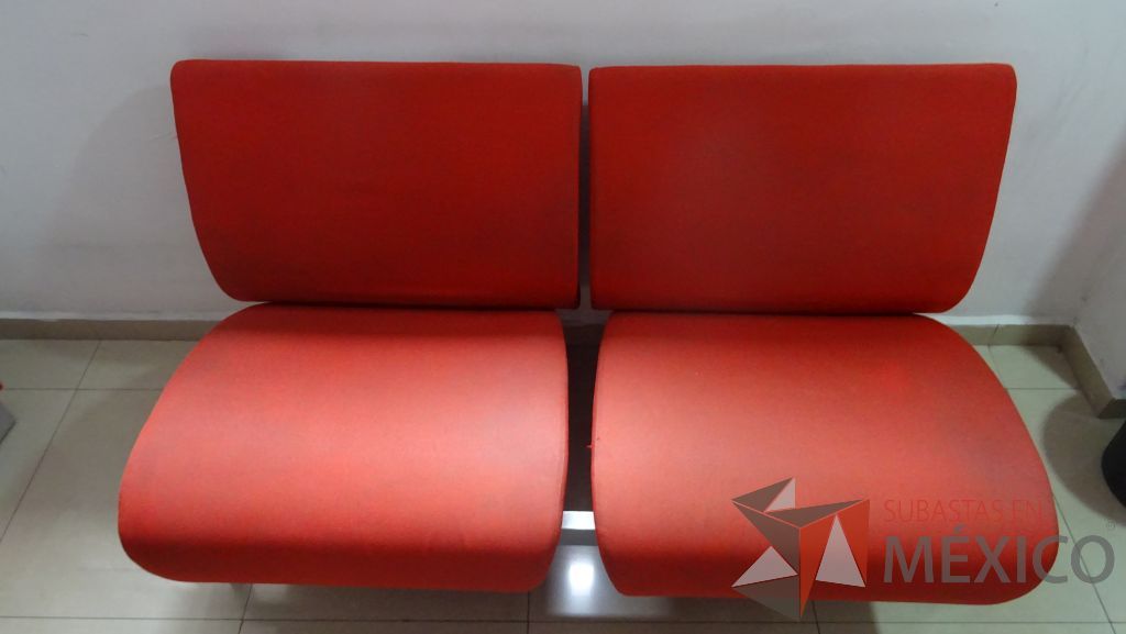 Lote 050 - 2 Sillones de recepción para dos y tres personas, Mesa de centro - Imagen 2