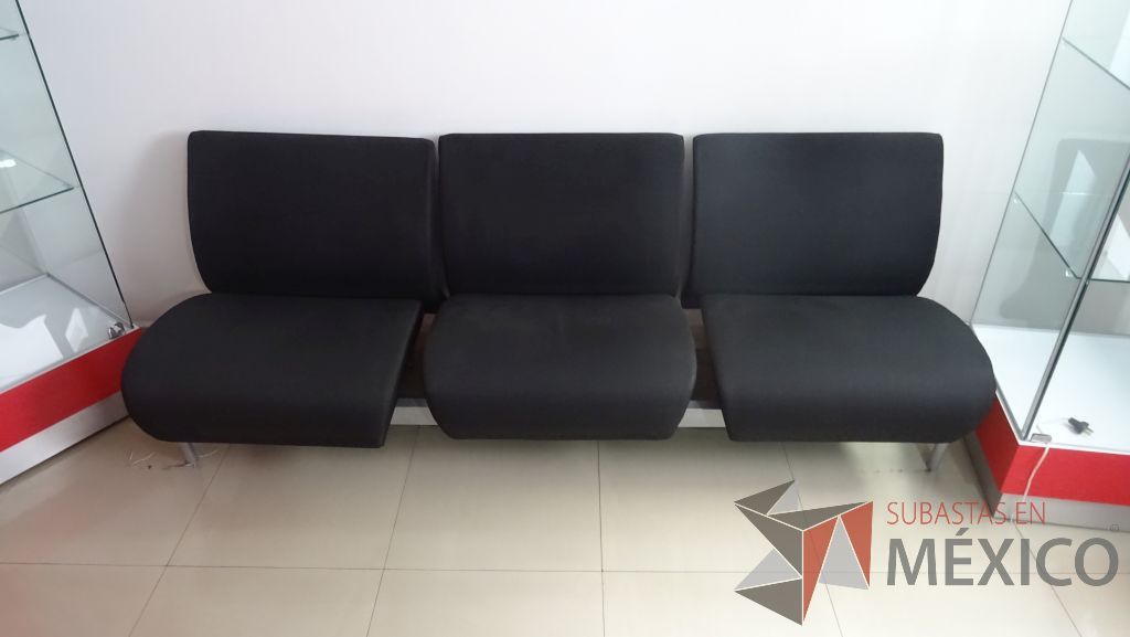 Lote 050 - 2 Sillones de recepción para dos y tres personas, Mesa de centro - Imagen 3