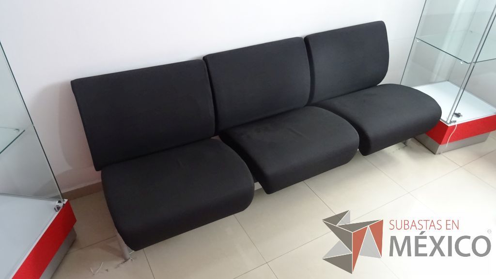 Lote 050 - 2 Sillones de recepción para dos y tres personas, Mesa de centro