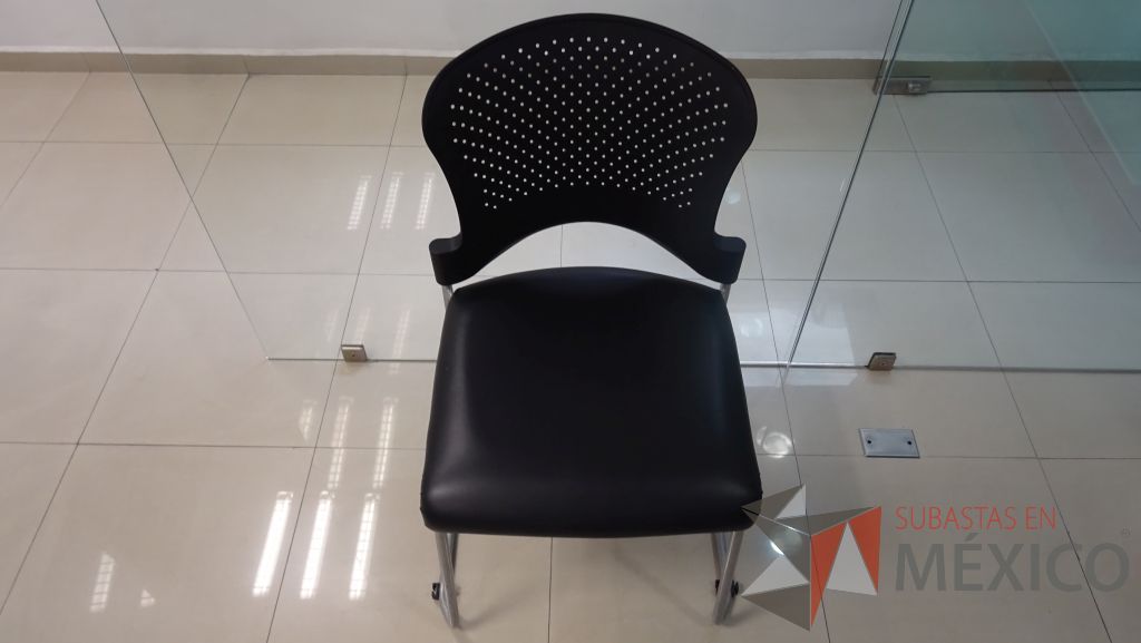 Lote 043 - 5 Sillas de visita con respaldo de plástico y asiento tipo piel sin descansa brazos y ruedas - Imagen 2