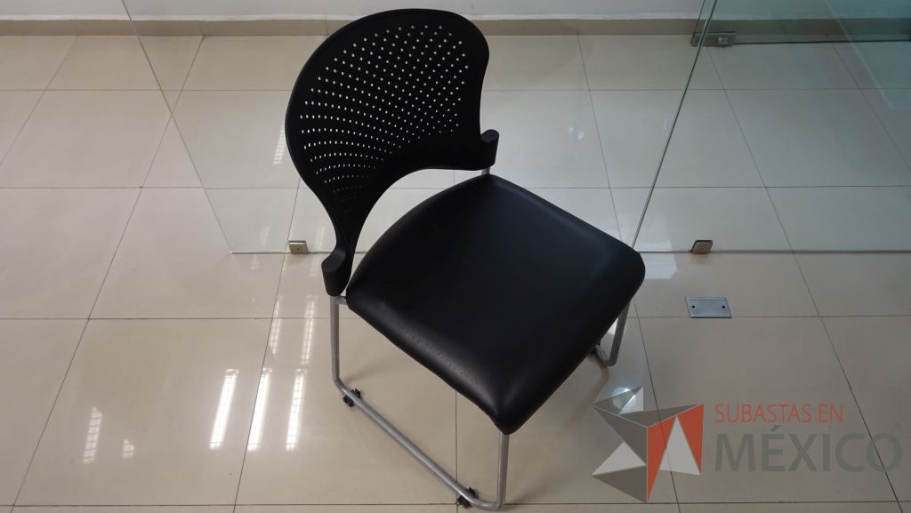 Lote 043 - 5 Sillas de visita con respaldo de plástico y asiento tipo piel sin descansa brazos y ruedas - Imagen 3