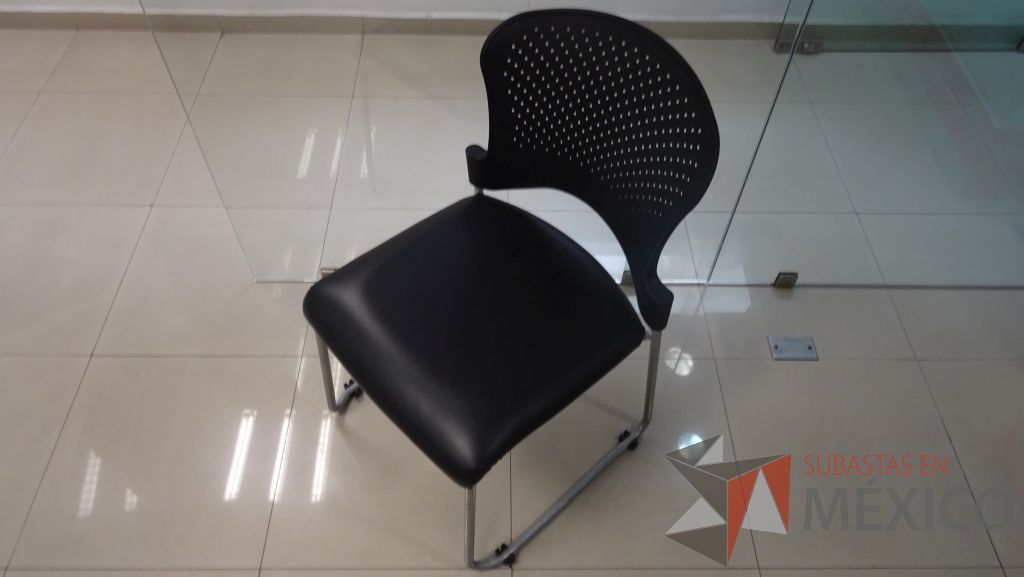 Lote 043 - 5 Sillas de visita con respaldo de plástico y asiento tipo piel sin descansa brazos y ruedas