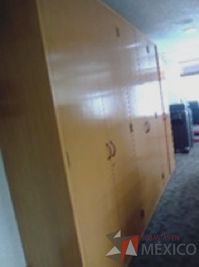 Lote 038 - Mueble de madera tipo archivero de 3 módulos con puertas empotrado a pared