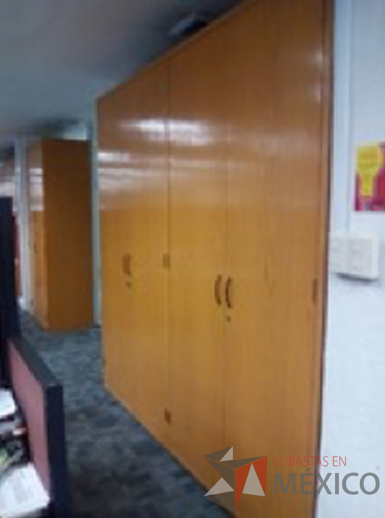 Lote 039 - Mueble de madera tipo archivero de 2 módulos con puertas empotrado a pared