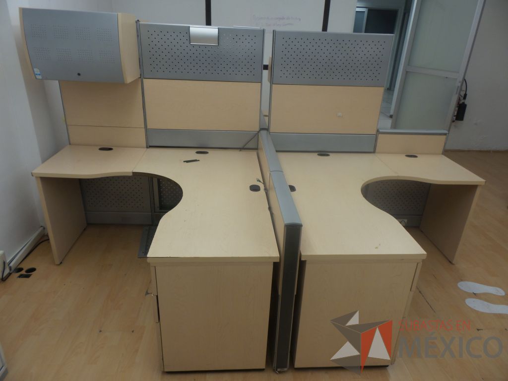 Lote 048 - 2 Estaciones de trabajo para cuatro personas con archiveros de trecajones y gavetas