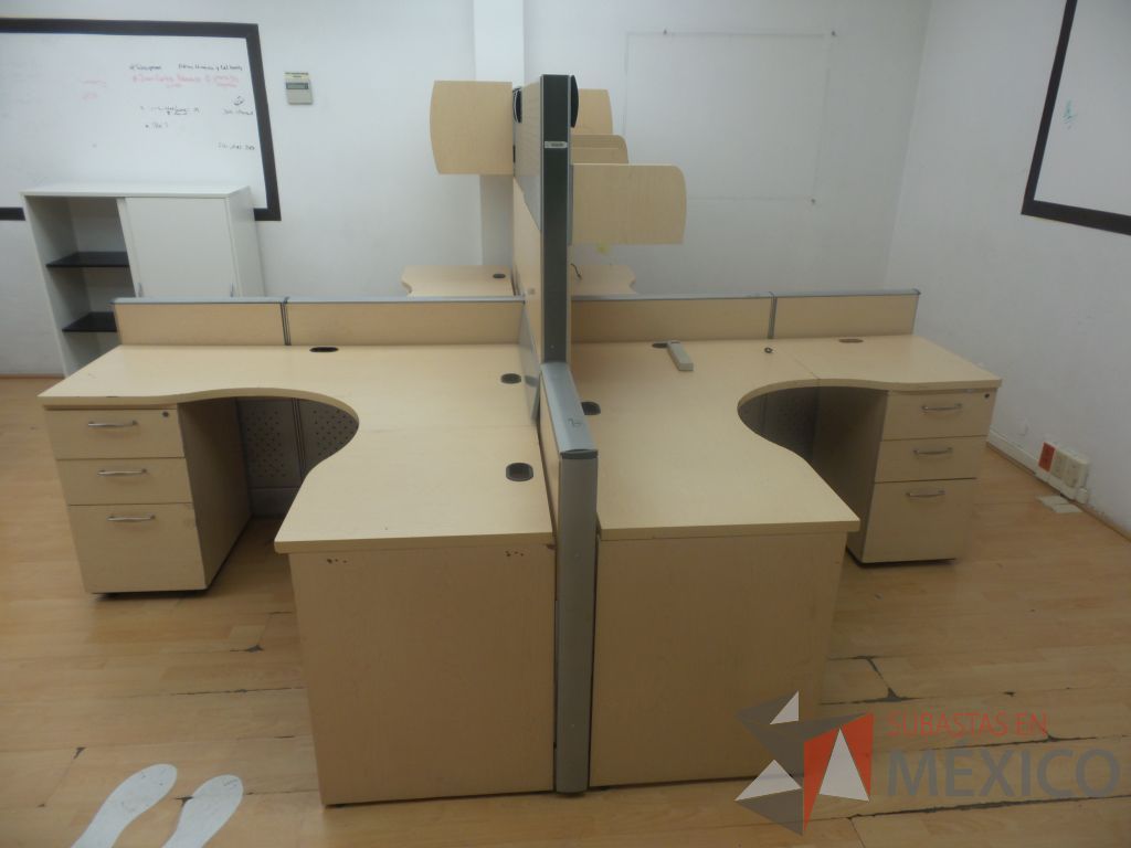 Lote 048 - 2 Estaciones de trabajo para cuatro personas con archiveros de trecajones y gavetas - Imagen 9
