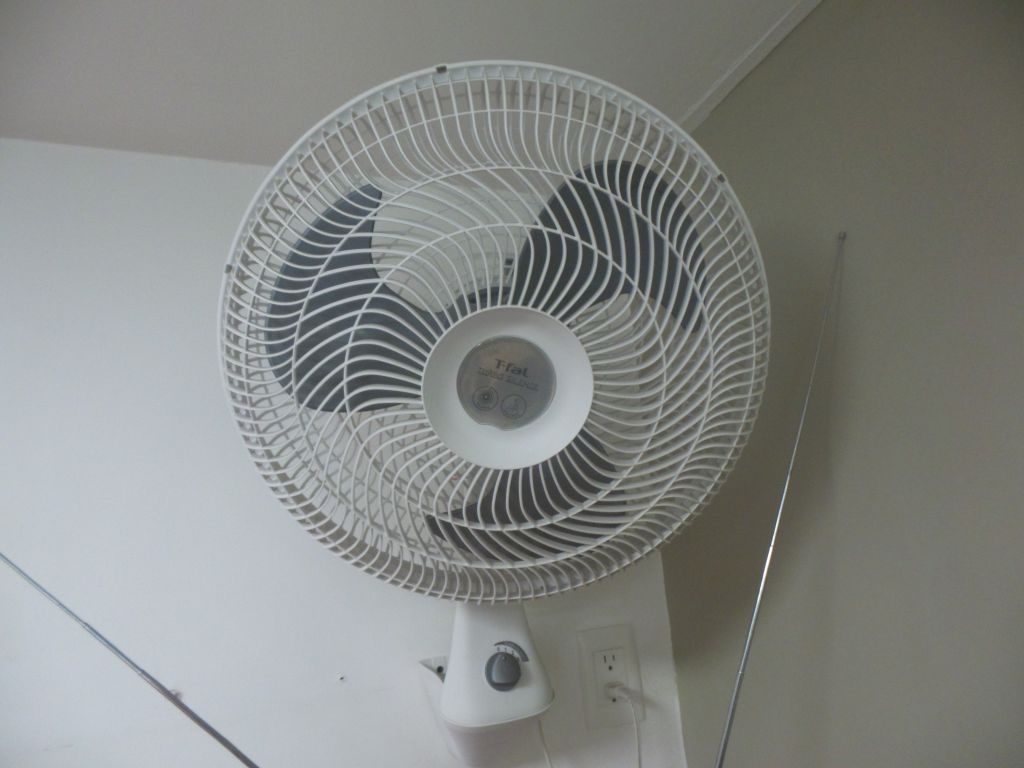 Lote 070 - 2 Ventiladores de pared color blanco marca T-fal, 3 velocidades - Imagen 2