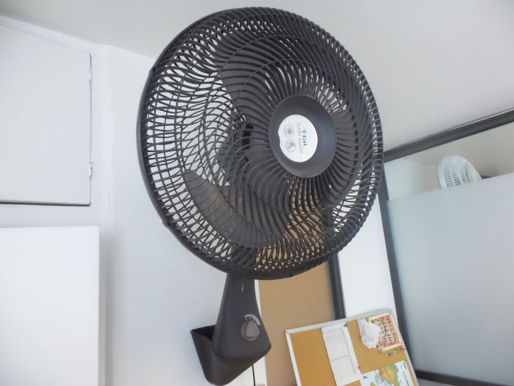 Lote 071 - 2 Ventiladores de pared color negro marca T-fal, 3 velocidades - Imagen 2