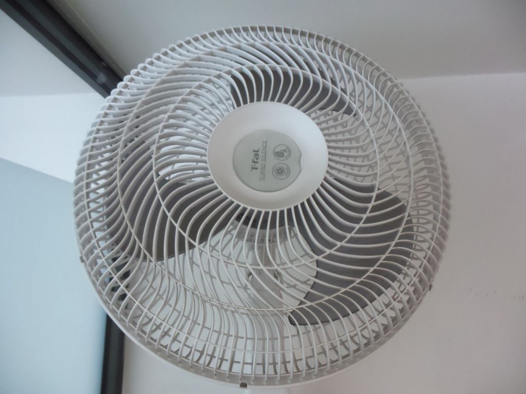 Lote 070 - 2 Ventiladores de pared color blanco marca T-fal, 3 velocidades - Imagen 8