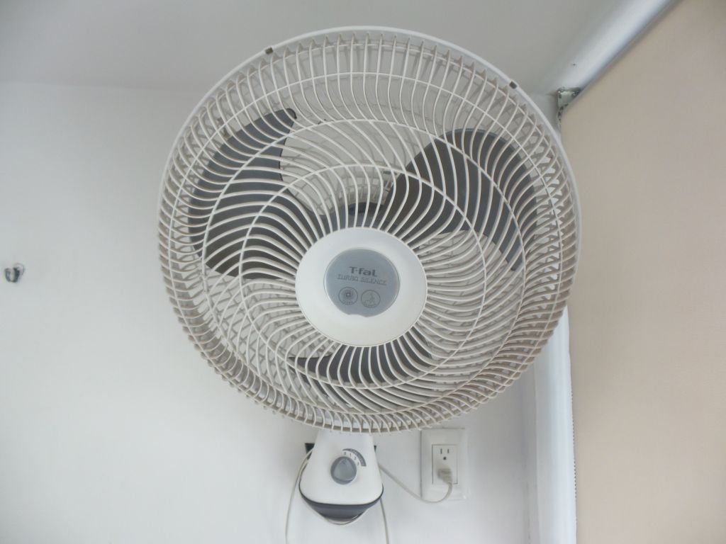 Lote 070 - 2 Ventiladores de pared color blanco marca T-fal, 3 velocidades - Imagen 10