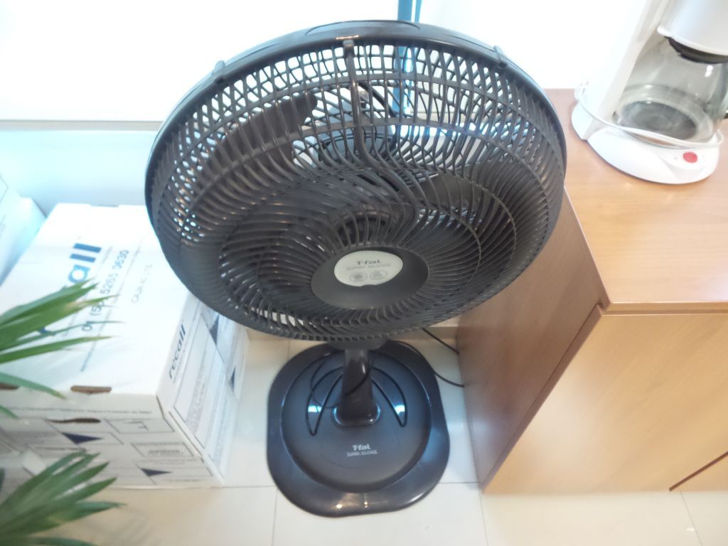 Lote 063 - 2 Ventiladores de pie color negro marca T-fal, 3 velocidades - Imagen 2