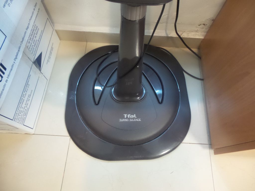 Lote 063 - 2 Ventiladores de pie color negro marca T-fal, 3 velocidades - Imagen 4
