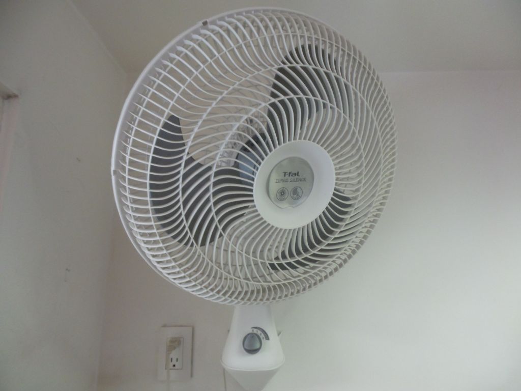 Lote 070 - 2 Ventiladores de pared color blanco marca T-fal, 3 velocidades - Imagen 13