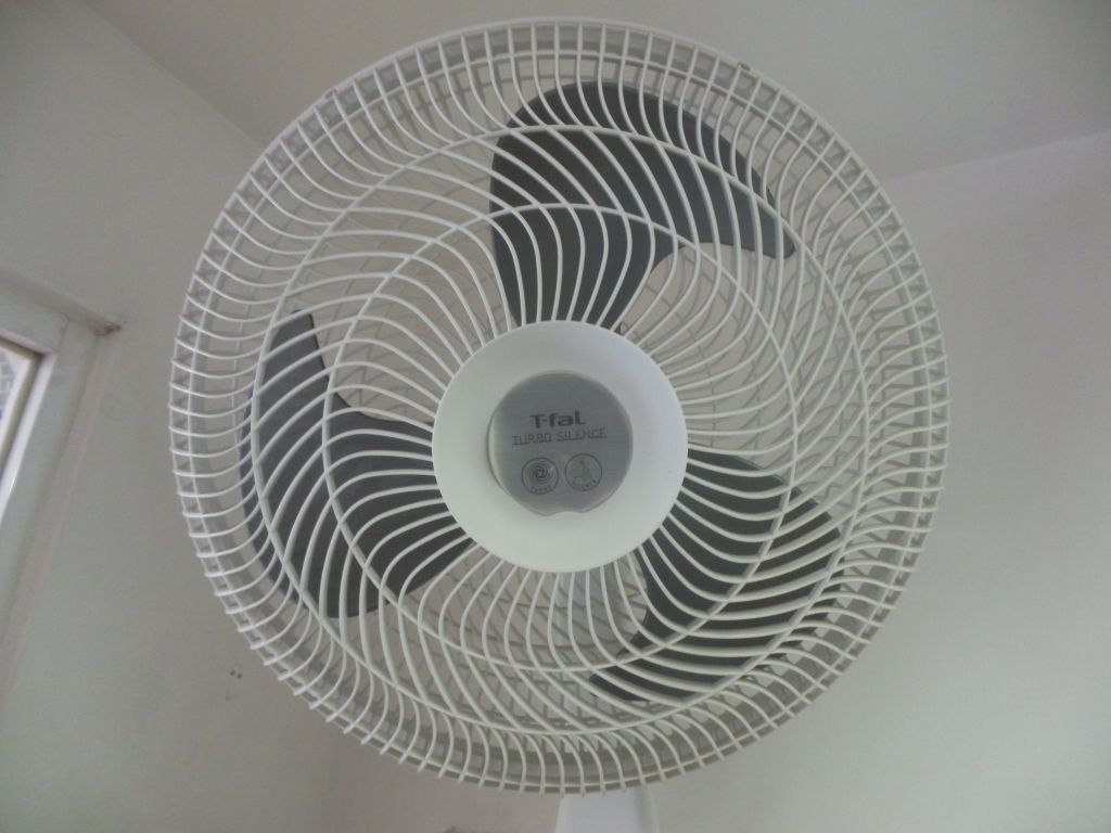 Lote 070 - 2 Ventiladores de pared color blanco marca T-fal, 3 velocidades - Imagen 14