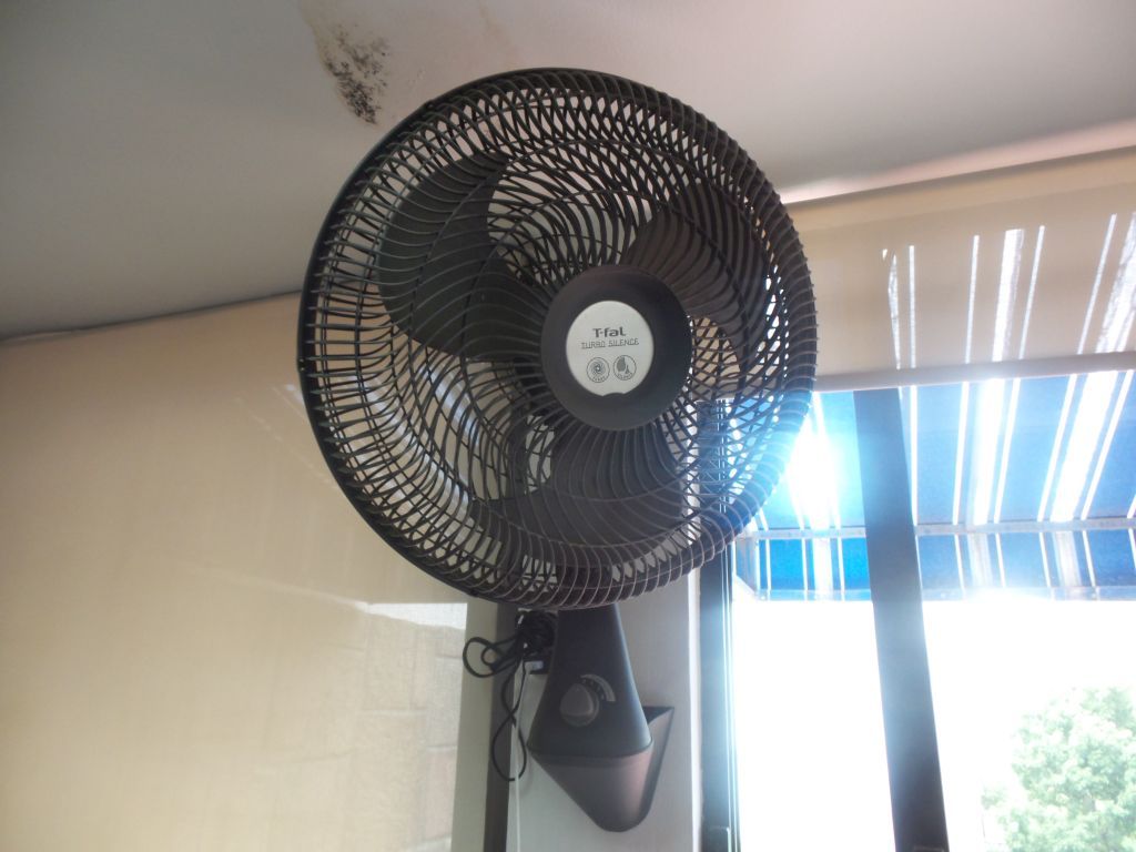 Lote 129 - 3 Ventiladores de pared color negro marca T-fal, 3 velocidades - Imagen 5