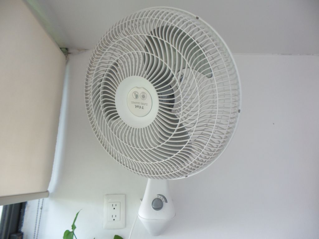 Lote 070 - 2 Ventiladores de pared color blanco marca T-fal, 3 velocidades - Imagen 20