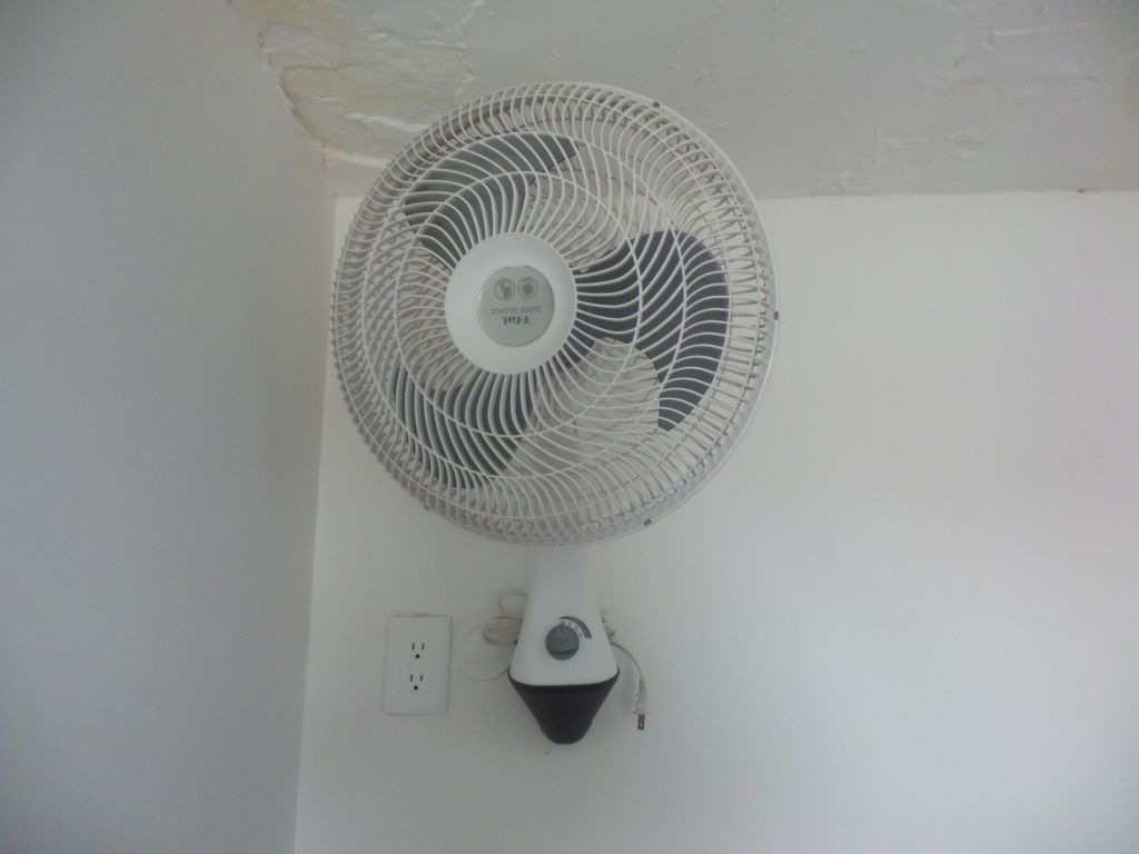 Lote 070 - 2 Ventiladores de pared color blanco marca T-fal, 3 velocidades