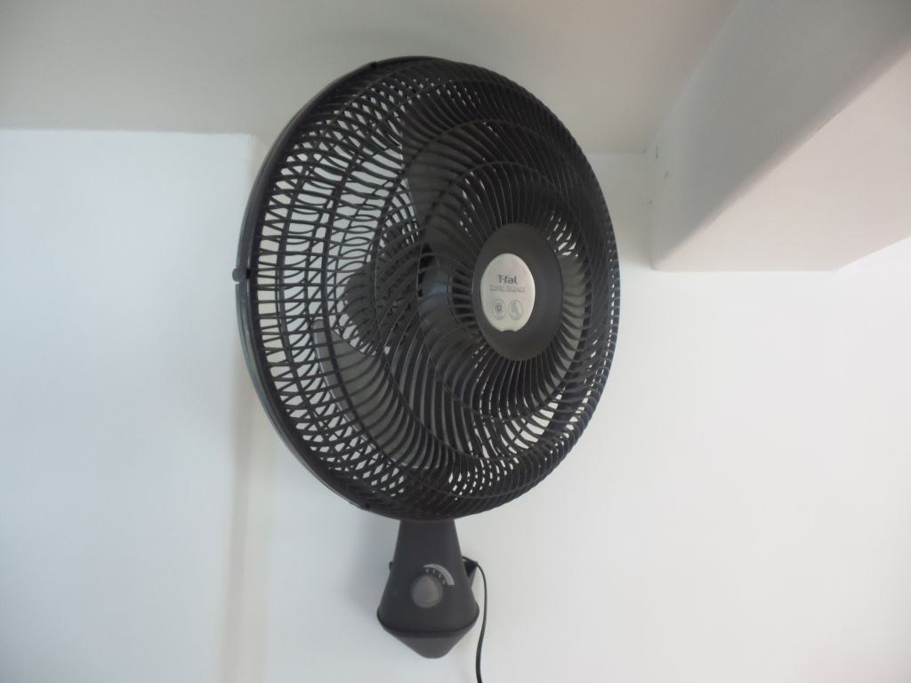 Lote 129 - 3 Ventiladores de pared color negro marca T-fal, 3 velocidades - Imagen 7