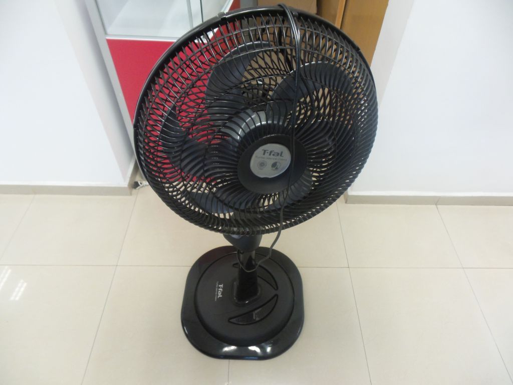 Lote 063 - 2 Ventiladores de pie color negro marca T-fal, 3 velocidades - Imagen 6