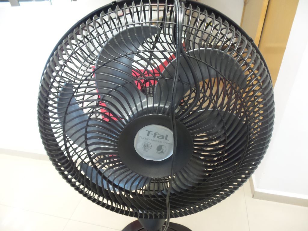 Lote 063 - 2 Ventiladores de pie color negro marca T-fal, 3 velocidades - Imagen 7