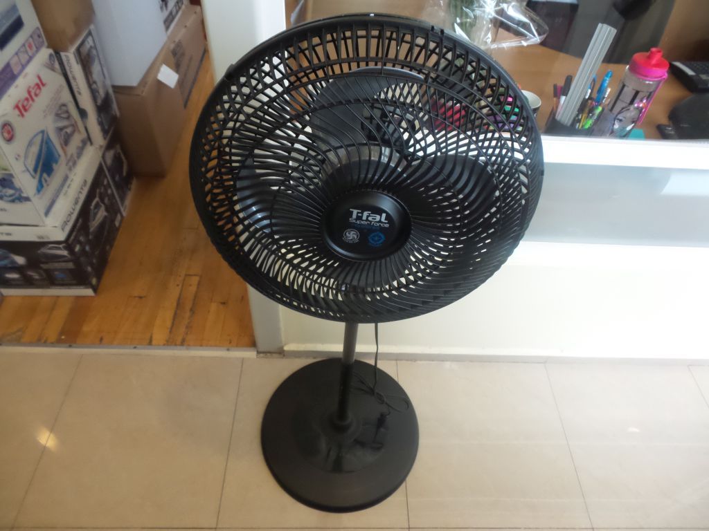 Lote 063 - 2 Ventiladores de pie color negro marca T-fal, 3 velocidades - Imagen 8
