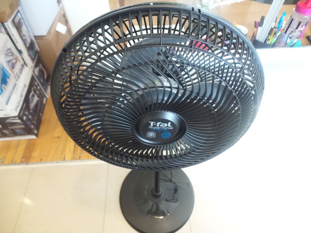 Lote 063 - 2 Ventiladores de pie color negro marca T-fal, 3 velocidades