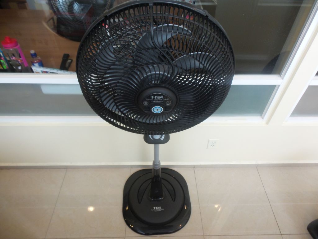 Lote 063 - 2 Ventiladores de pie color negro marca T-fal, 3 velocidades - Imagen 10
