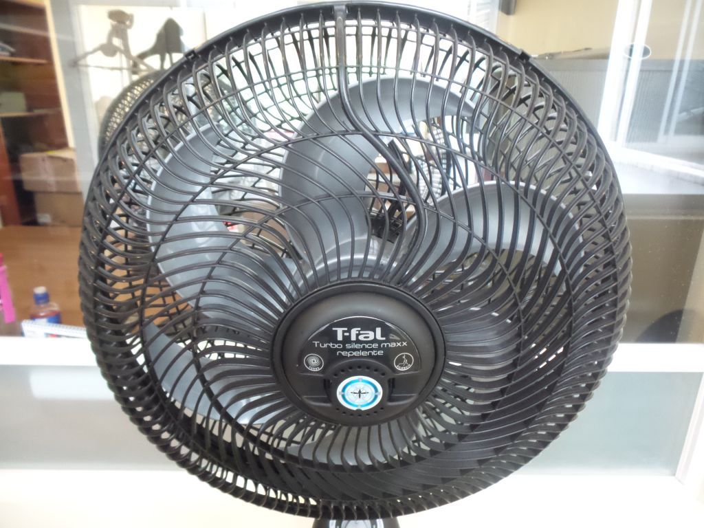 Lote 063 - 2 Ventiladores de pie color negro marca T-fal, 3 velocidades - Imagen 11