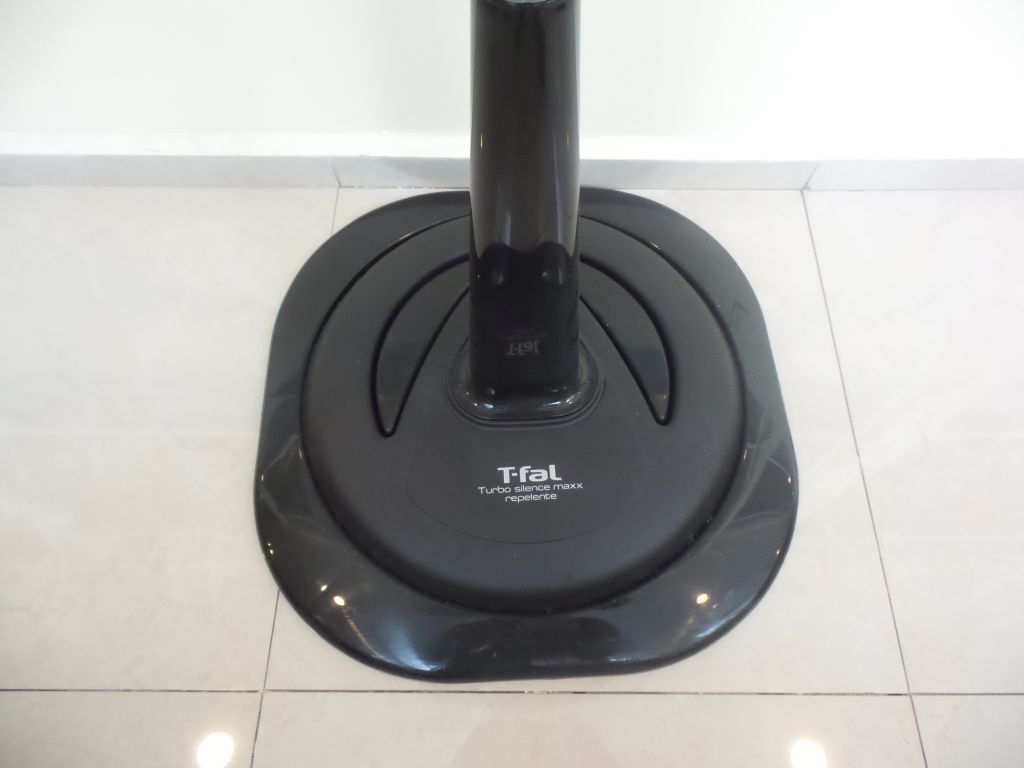 Lote 063 - 2 Ventiladores de pie color negro marca T-fal, 3 velocidades - Imagen 14
