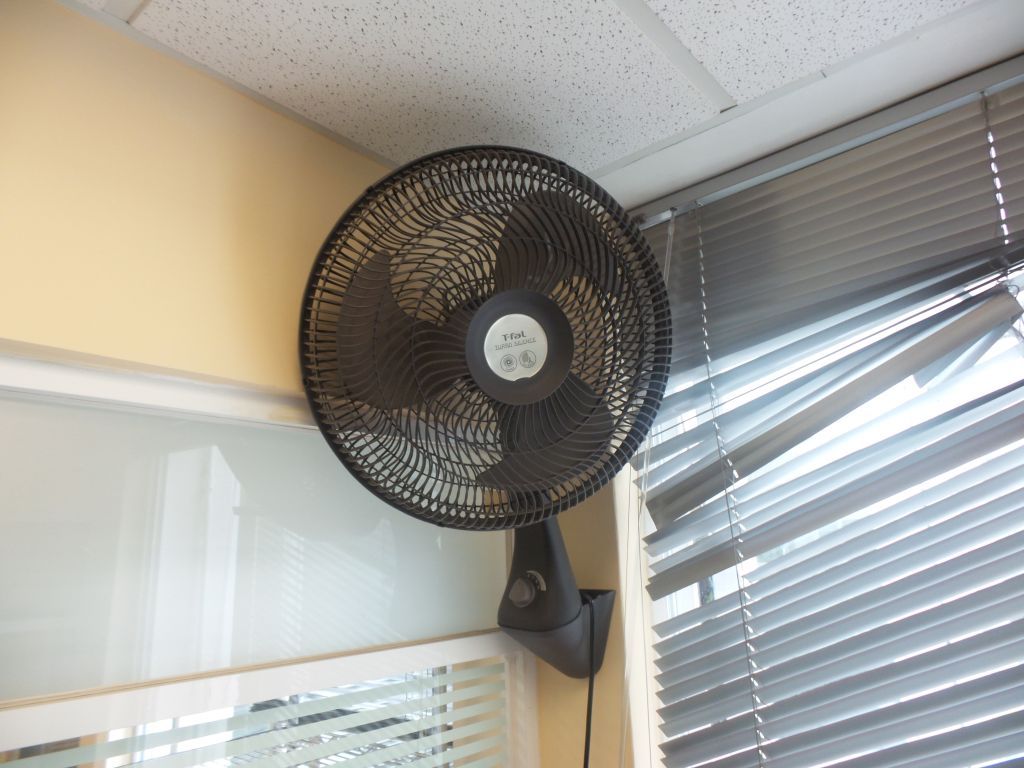 Lote 129 - 3 Ventiladores de pared color negro marca T-fal, 3 velocidades - Imagen 8