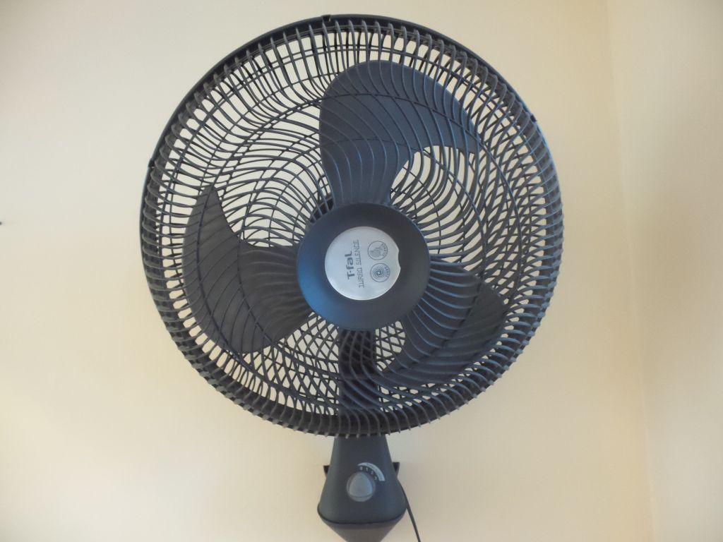 Lote 129 - 3 Ventiladores de pared color negro marca T-fal, 3 velocidades - Imagen 10