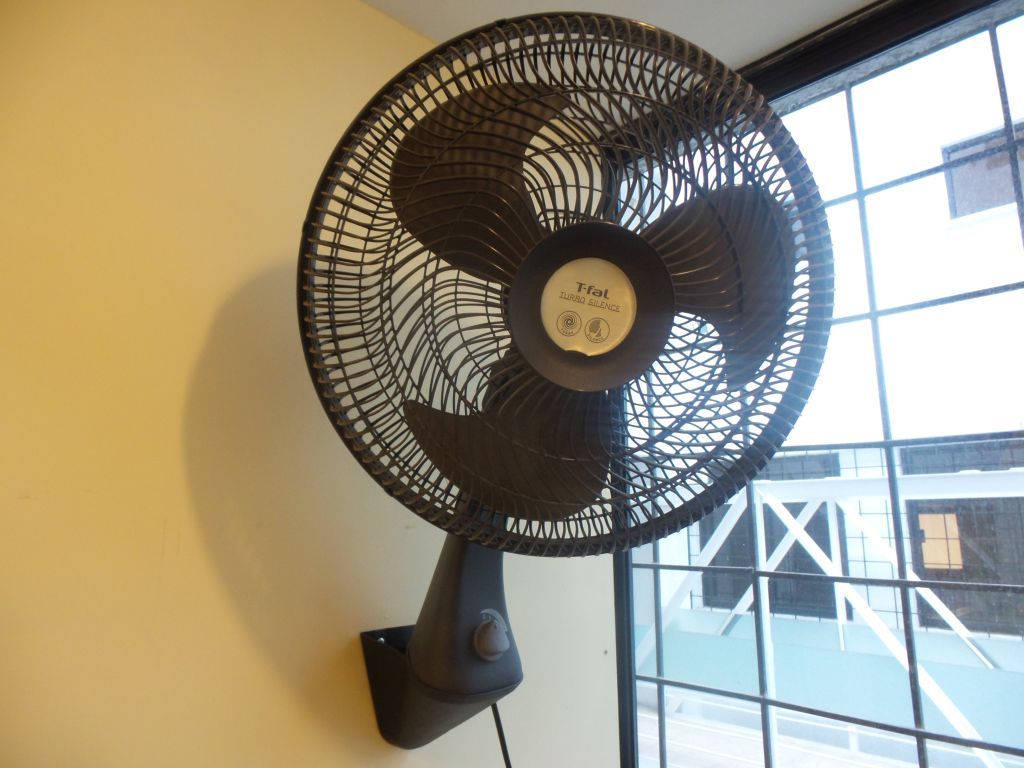 Lote 129 - 3 Ventiladores de pared color negro marca T-fal, 3 velocidades