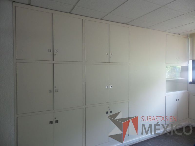 Lote 031 - Gabinete color hueso con 8 puertas y 2 de vidrio