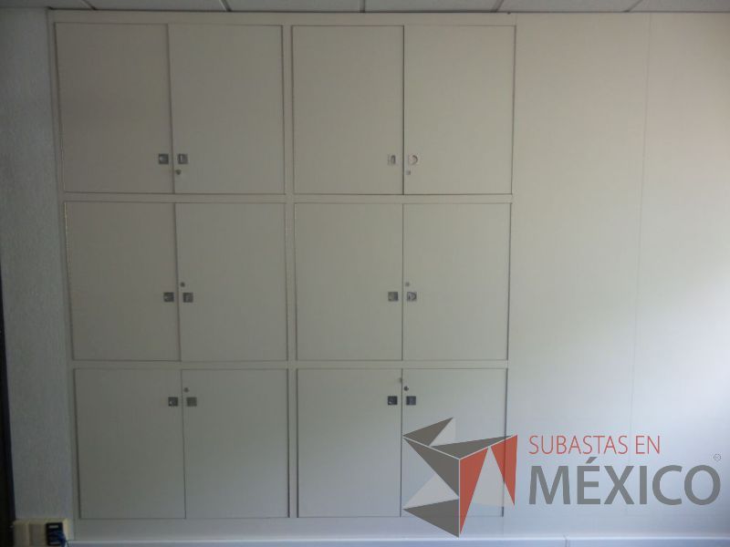 Lote 031 - Gabinete color hueso con 8 puertas y 2 de vidrio - Imagen 2