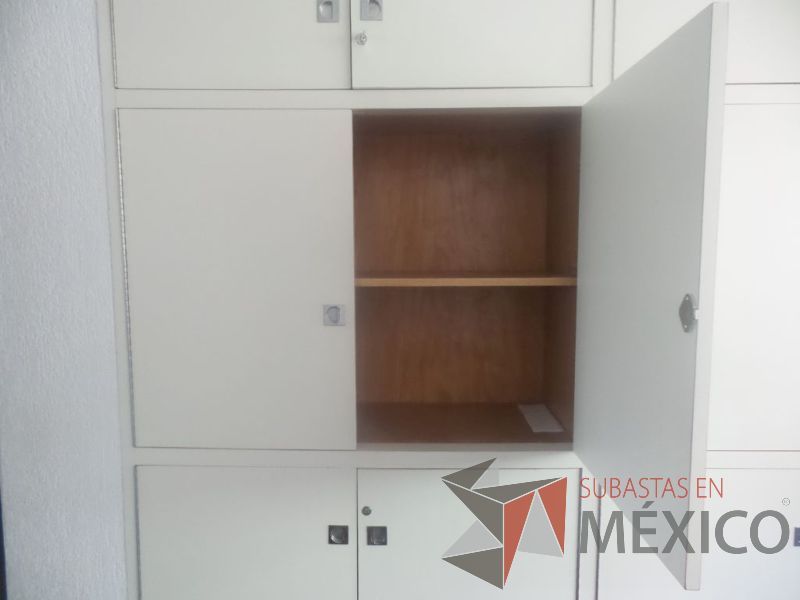 Lote 031 - Gabinete color hueso con 8 puertas y 2 de vidrio - Imagen 3
