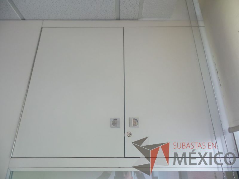 Lote 031 - Gabinete color hueso con 8 puertas y 2 de vidrio - Imagen 6