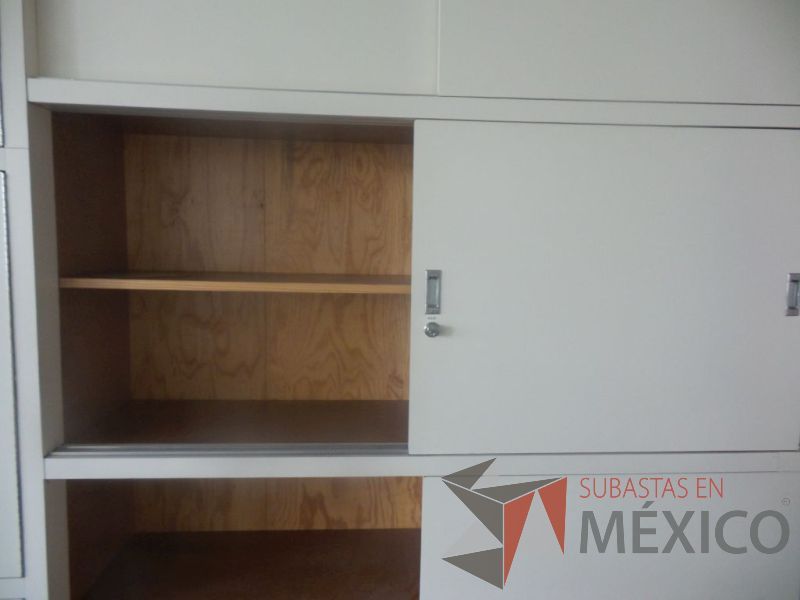 Lote 031 - Gabinete color hueso con 8 puertas y 2 de vidrio - Imagen 9