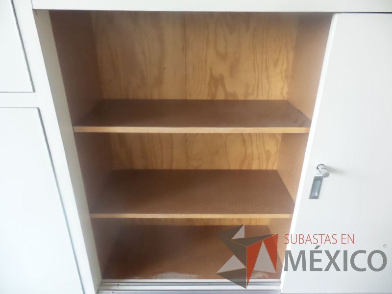 Lote 031 - Gabinete color hueso con 8 puertas y 2 de vidrio - Imagen 10