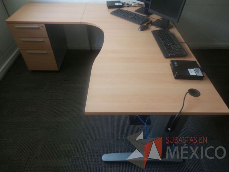 Lote 034 - Escritorio en forma de L de madera con base metal con archivero de 3 cajones - Imagen 2