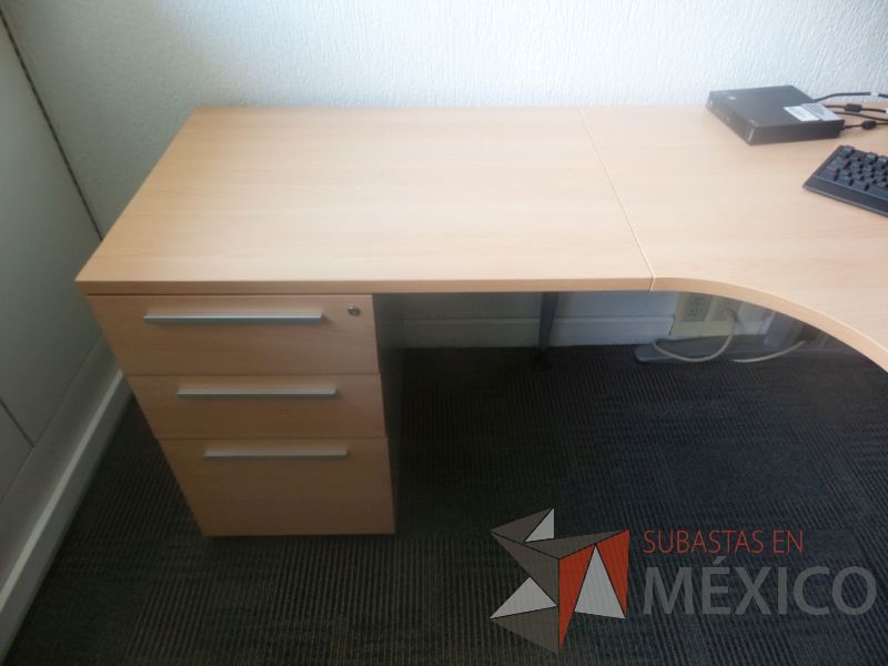 Lote 034 - Escritorio en forma de L de madera con base metal con archivero de 3 cajones