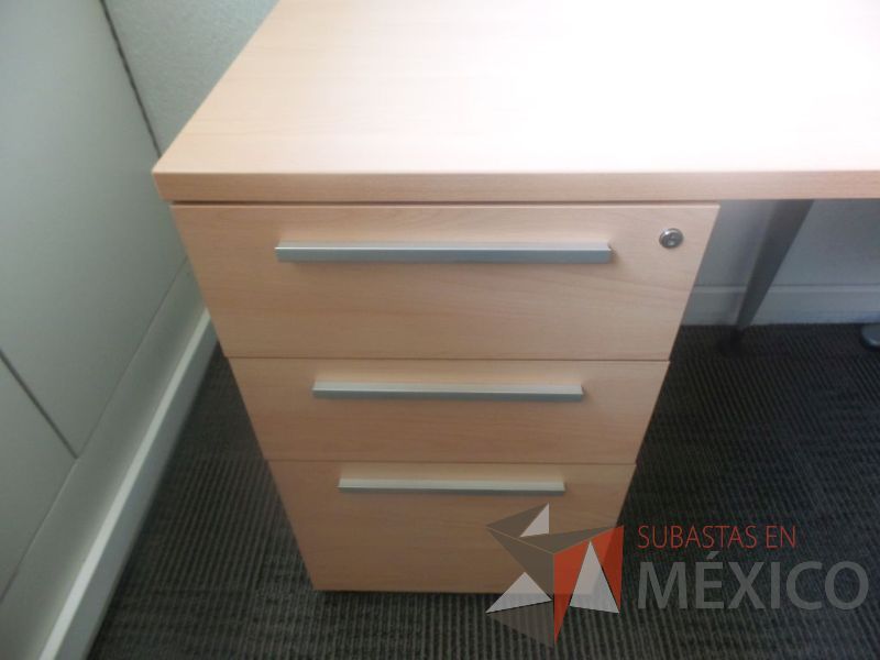 Lote 034 - Escritorio en forma de L de madera con base metal con archivero de 3 cajones - Imagen 4