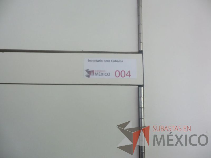 Lote 031 - Gabinete color hueso con 8 puertas y 2 de vidrio - Imagen 11