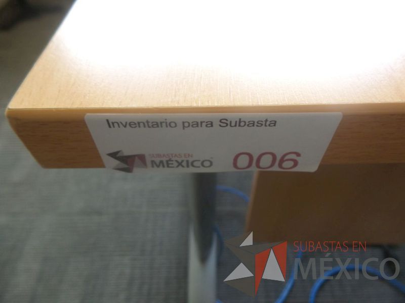 Lote 034 - Escritorio en forma de L de madera con base metal con archivero de 3 cajones - Imagen 5