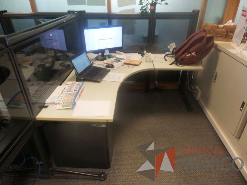Lote 039 - Estación de trabajo para 3 personas con mamparas de vidrio - Imagen 4