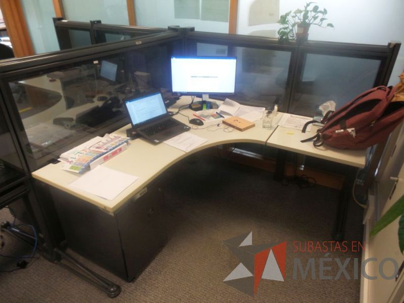Lote 039 - Estación de trabajo para 3 personas con mamparas de vidrio - Imagen 5