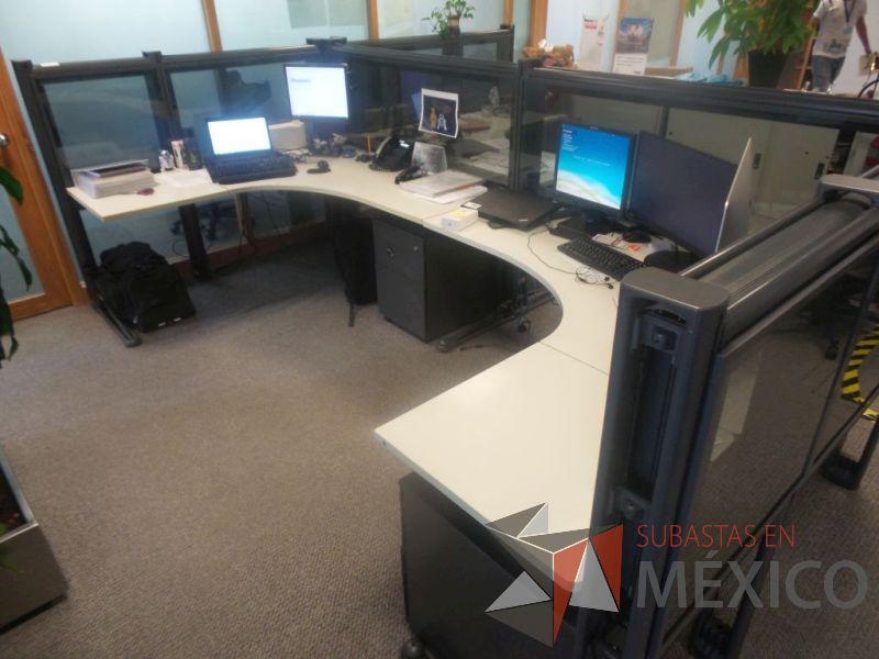Lote 039 - Estación de trabajo para 3 personas con mamparas de vidrio - Imagen 7