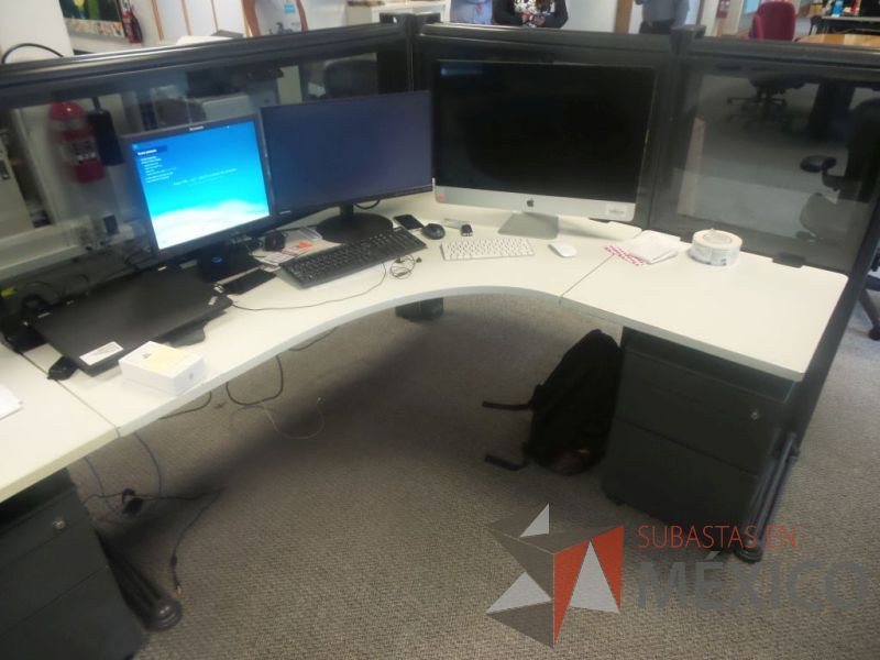 Lote 039 - Estación de trabajo para 3 personas con mamparas de vidrio