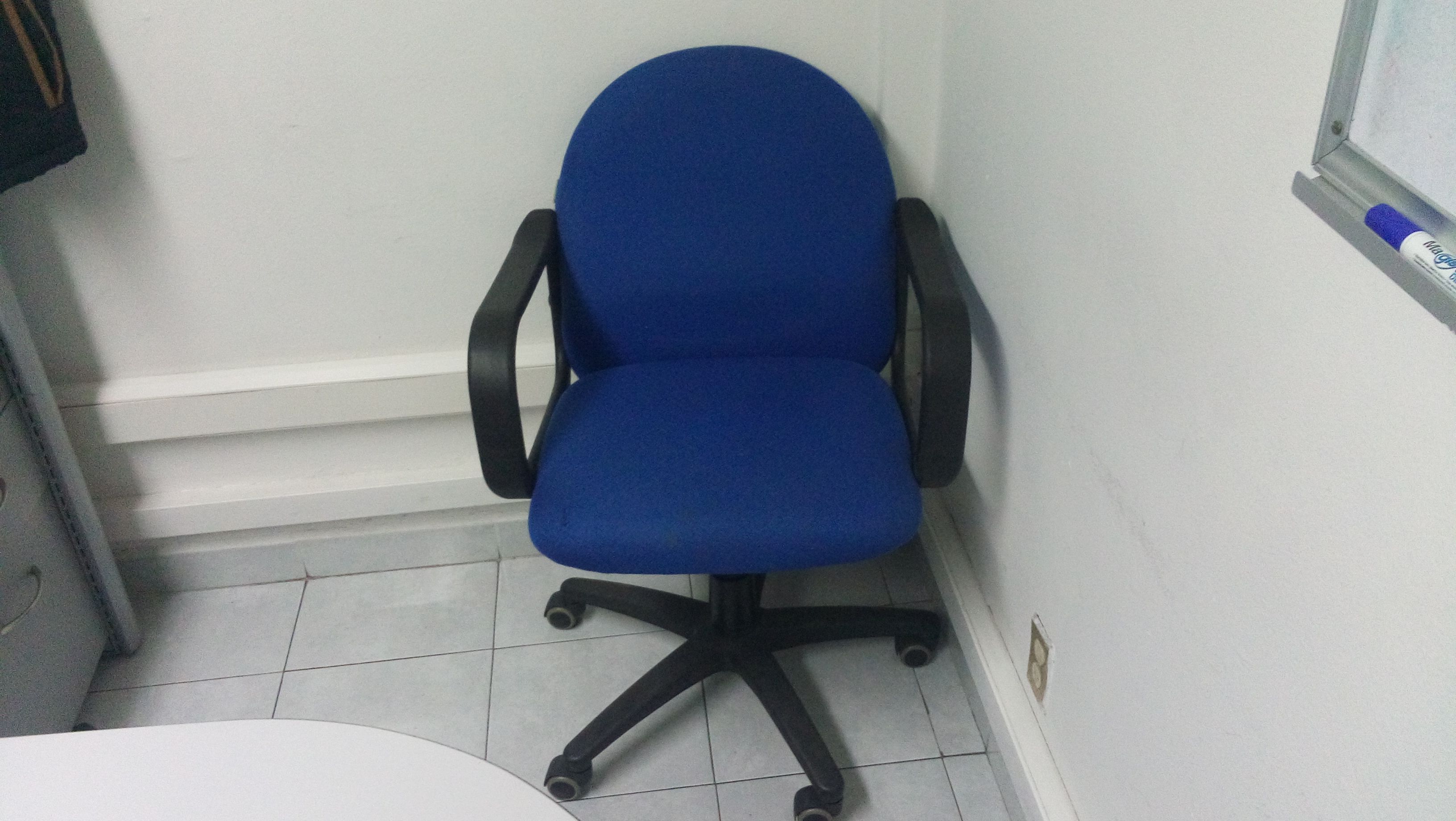 Lote 004 - 3 Sillas color azul con ruedas y descansabrazos (ACTUALIZADO 3 SILLAS)